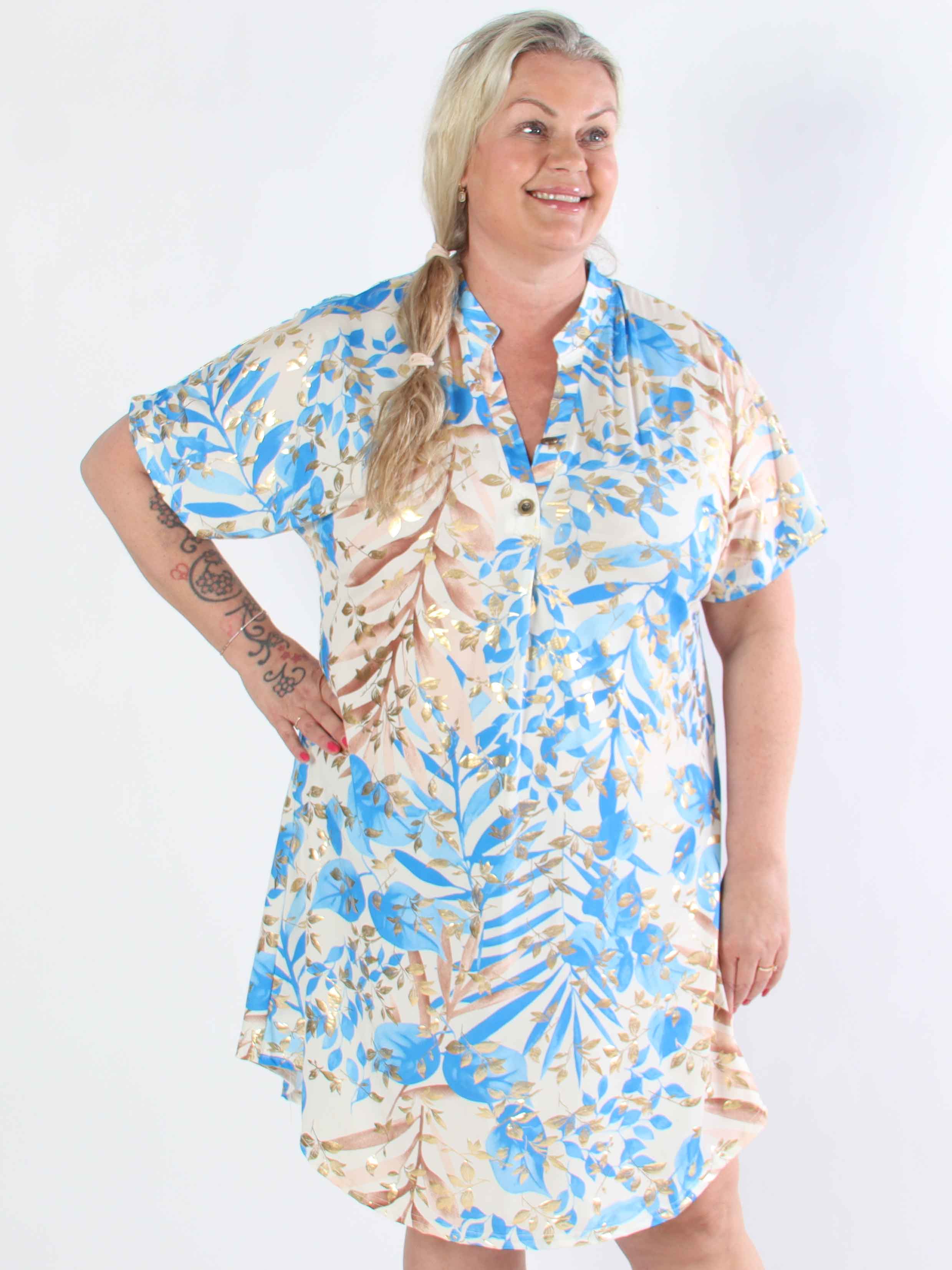 Ebba Gold Leaf Sleeveless - Plus size skjortklänning i stretchigt tyg med bladtryck